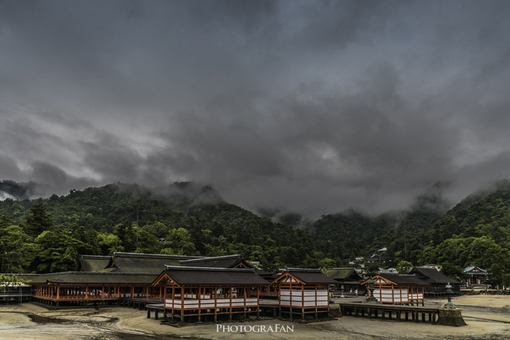 低い雲に覆われた宮島