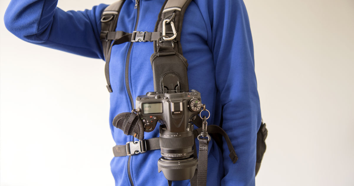 登山で一眼レフカメラを携行するのに最適なストラップ Cotton Carrier ストラップショット フォトグラファン