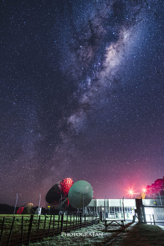 天の川と衛星施設