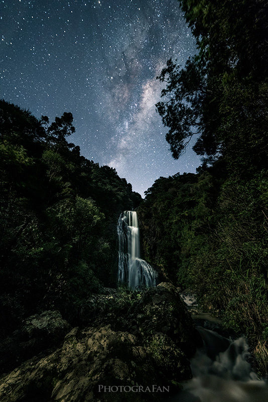 Milky way over Kitekite Falls 