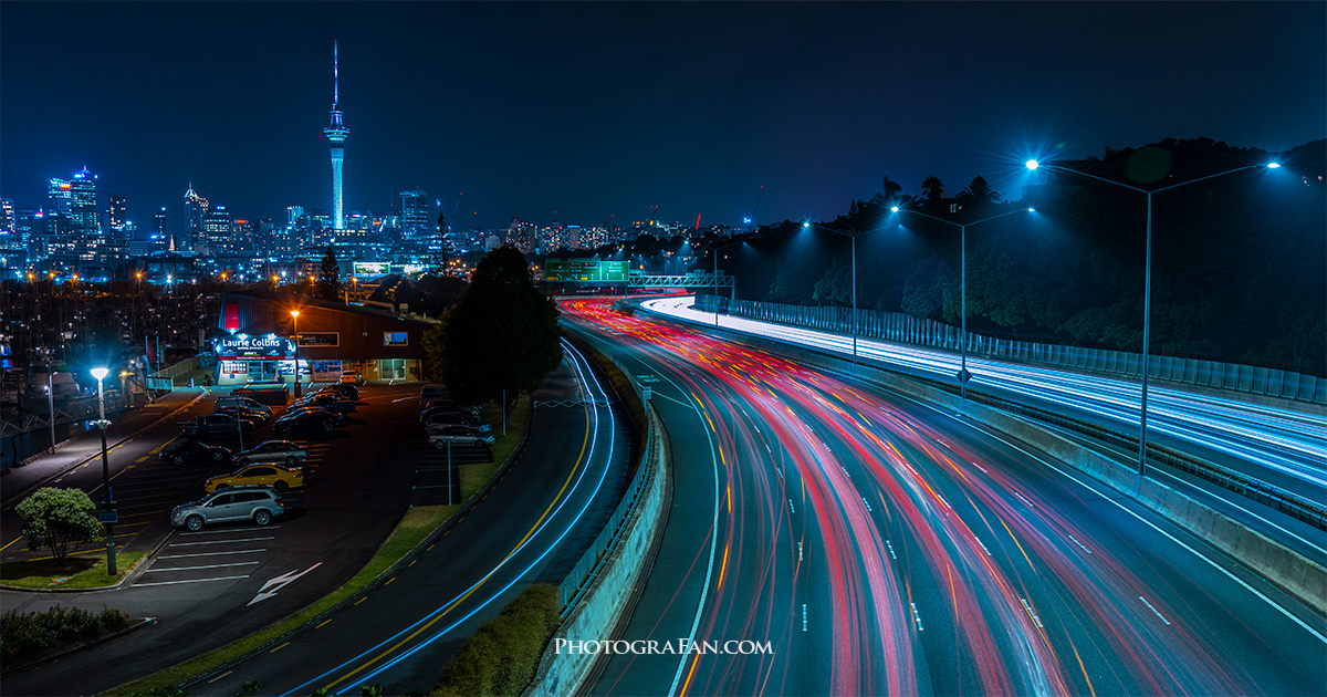 車のライトの光跡の撮影方法 長時間露光で仕上げる夜景写真テクニック フォトグラファン