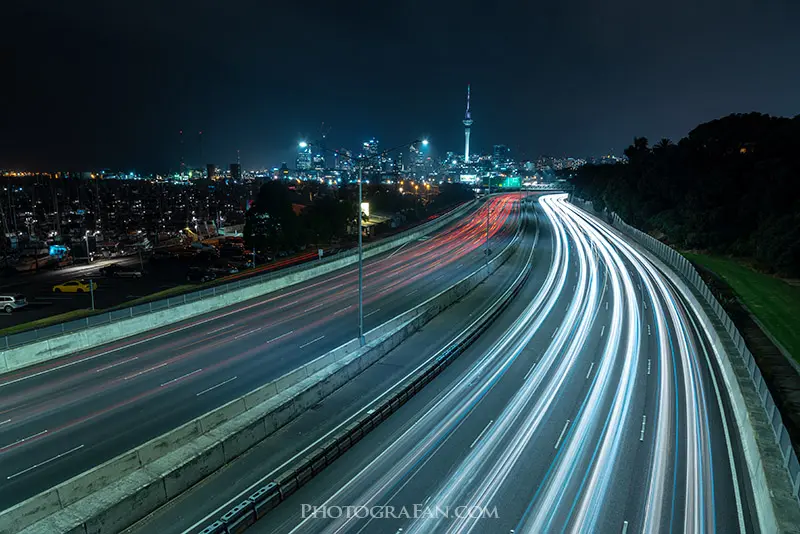 車のライトの光跡の撮影方法 長時間露光で仕上げる夜景写真テクニック フォトグラファン