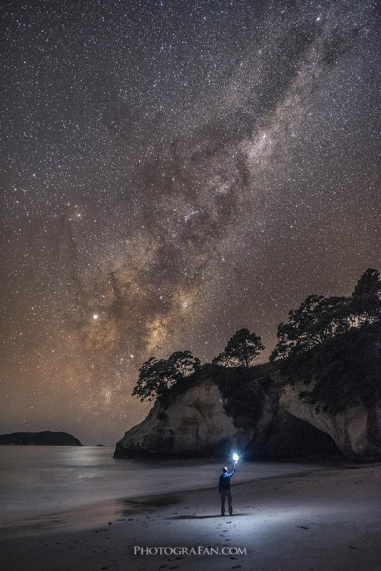 満天の星空のカセドラルコーブでセルフィー