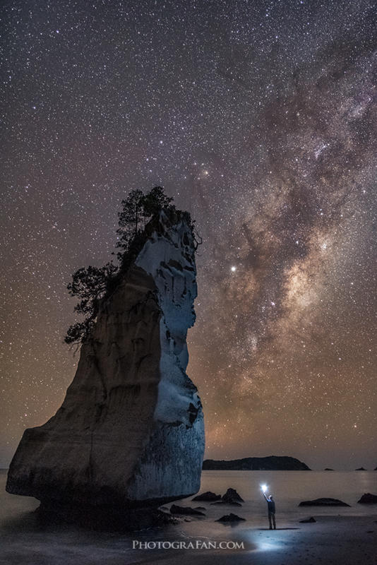 満天の星空のカセドラルコーブでセルフィー