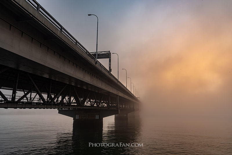 霧のハーバーブリッジと朝焼け