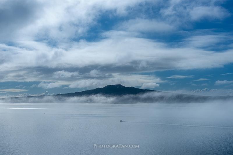 霧の雲海から顔を出すランギトト島