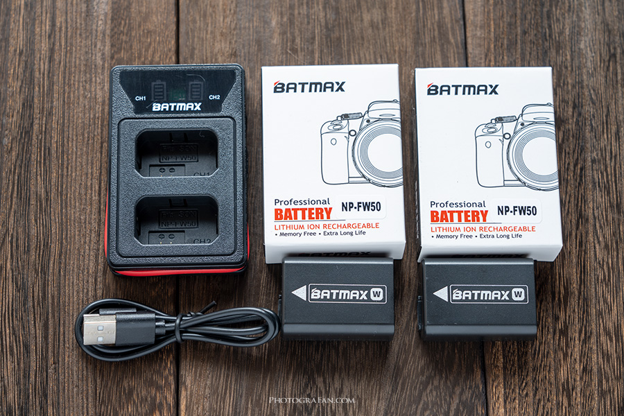 BATMAXのNP-FW50の互換バッテリー2個とUSB式の充電器のセット